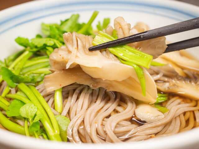 舞茸を箸で持ち上げた写真