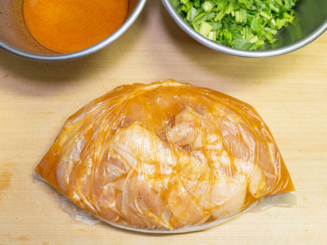 ビニール袋に鶏肉と下味用の調味料を入れて、もみ込んだ写真