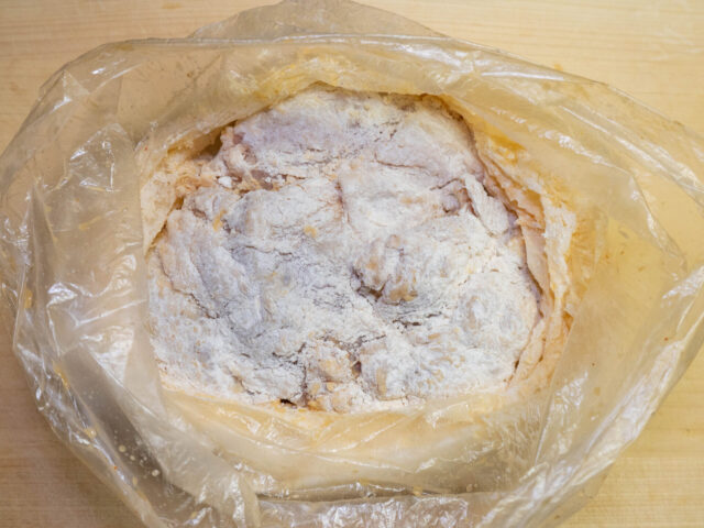 ビニール袋の中で衣をつけた写真