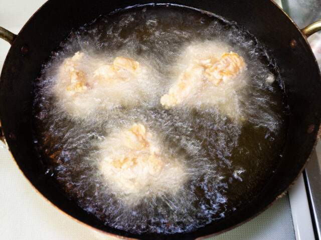 唐揚げを揚げる写真