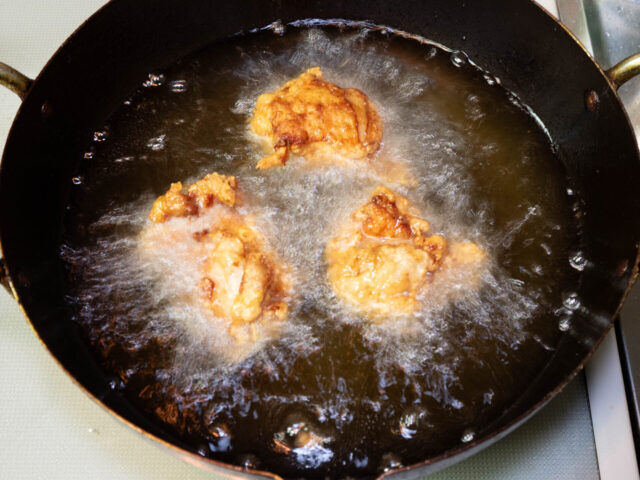 唐揚げを揚げる写真