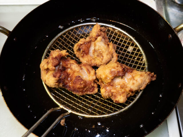 揚げ終わった唐揚げを引き上げた写真