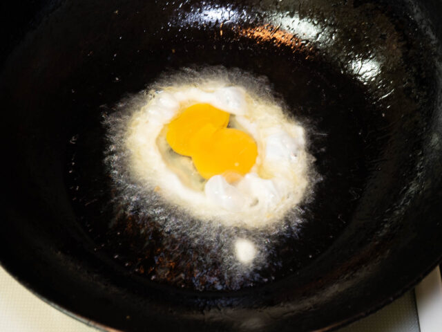 目玉焼きをつくる写真