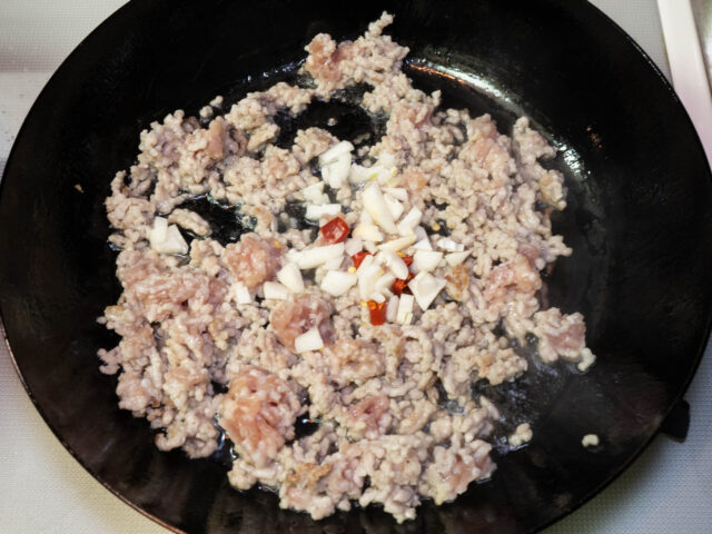 ニンニクと唐辛子を加えた写真