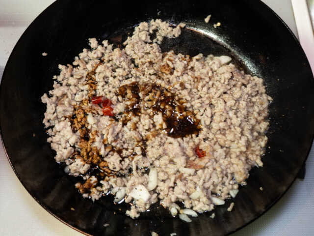 調味料を加えた写真