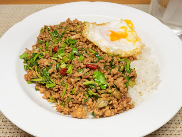 ガパオ風ひき肉と芹の炒めご飯
