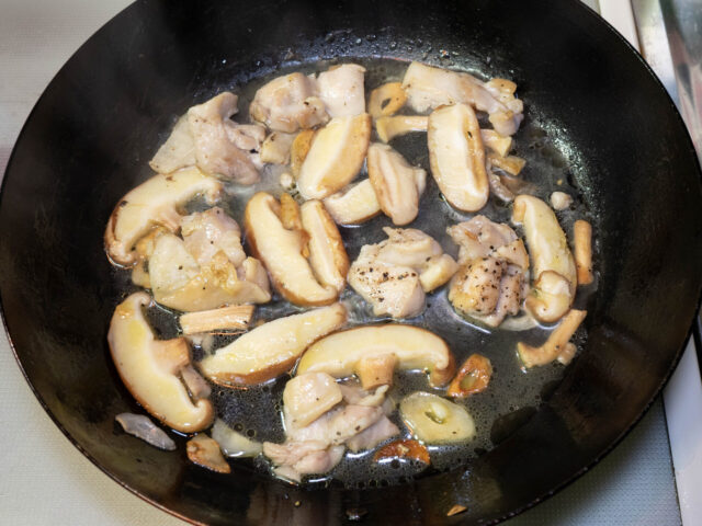 パスタの茹で汁を加えた写真