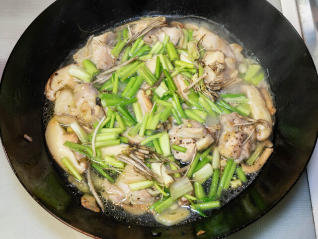 芹の根と茎を加えた写真