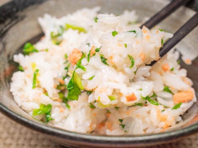 混ぜご飯を箸で持ち上げた写真