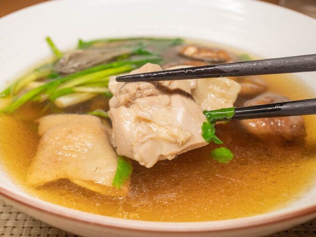 鶏肉を箸で持ち上げた写真