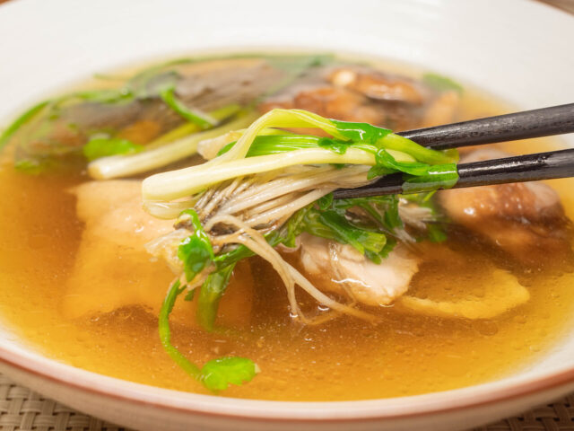 芹の根と茎を箸で持ち上げた写真