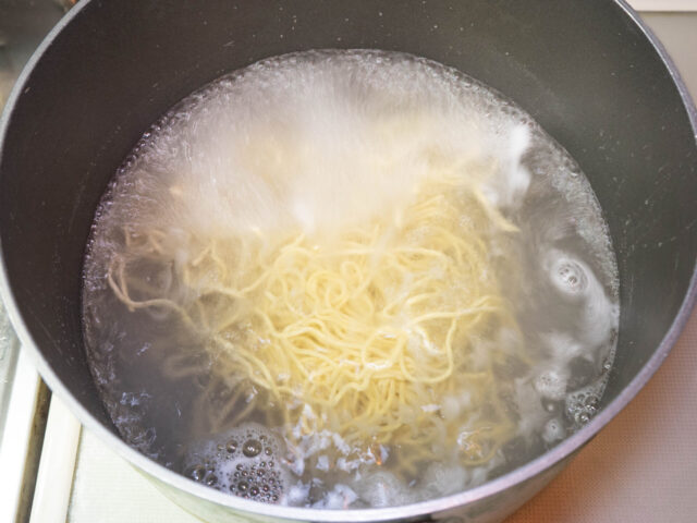 生麺を茹でる写真