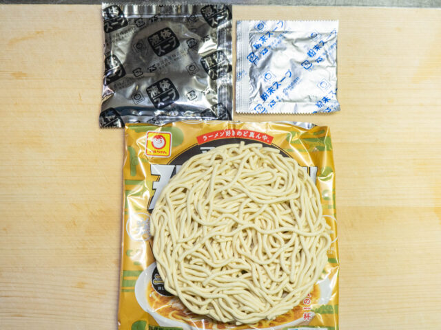 インスタント麺と液体スープ、粉末スープの写真