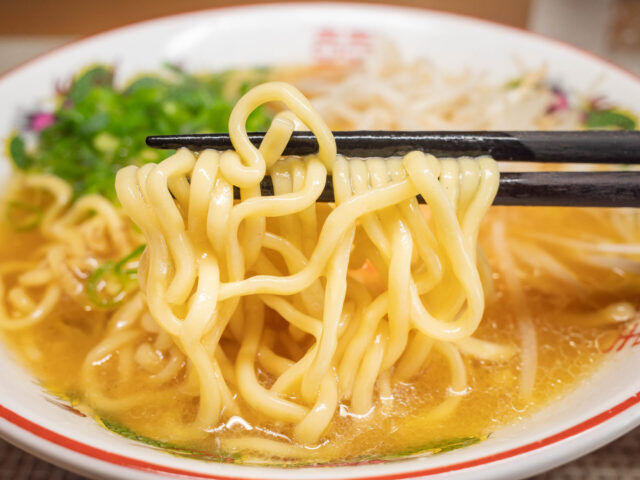 麺を箸で持ち上げた写真
