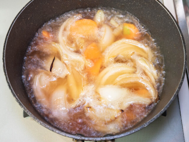 鍋の中が沸騰してきた写真