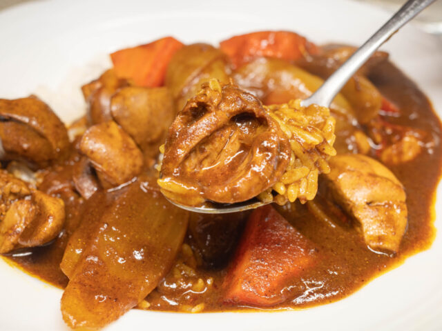 ハツとご飯をスプーンにのせた写真