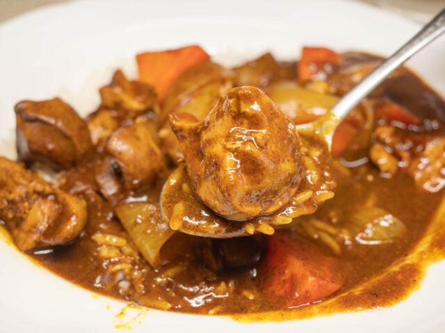 レバーとご飯をスプーンにのせた写真