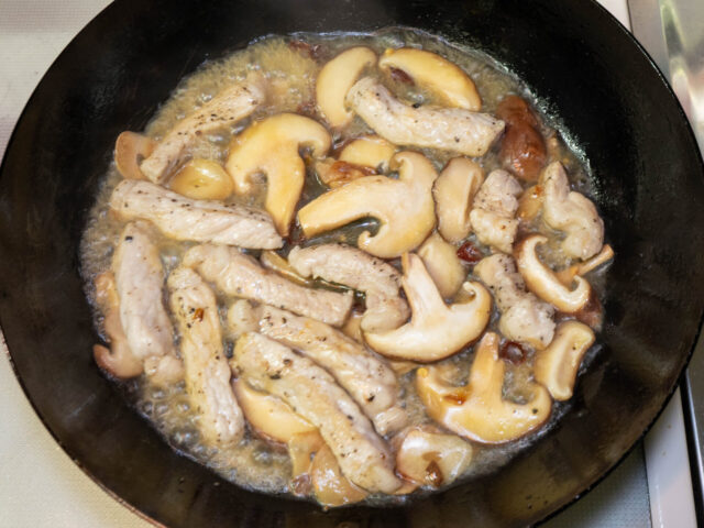 パスタの茹で汁を加えた写真