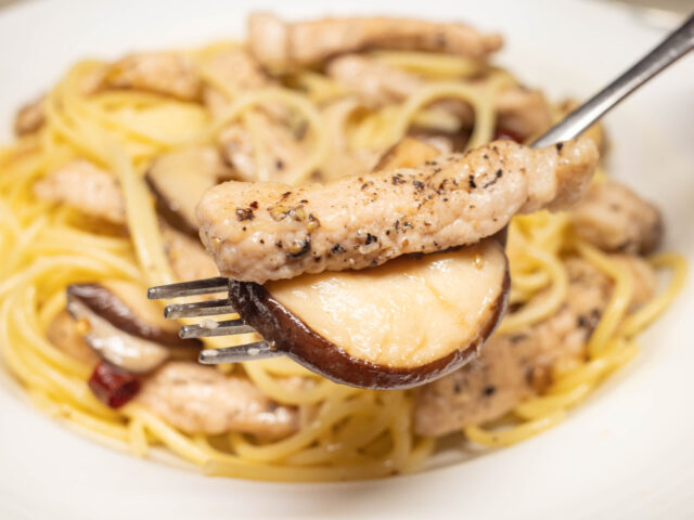 豚肉と椎茸をフォークにのせた写真