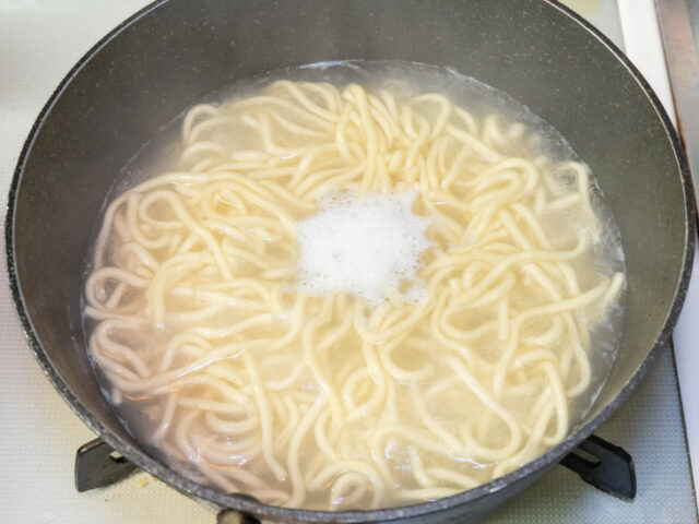 麺を茹でた写真