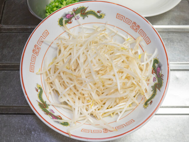 丼に麺ともやしを加えた写真