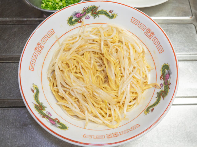 麺ともやしとスープを混ぜた写真