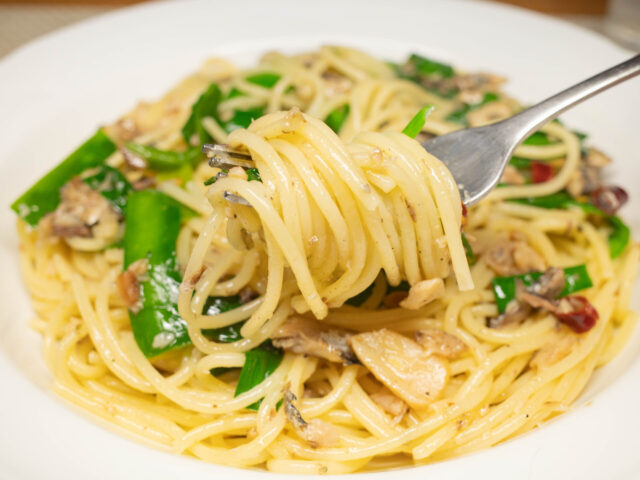 パスタをフォークで持ち上げた写真