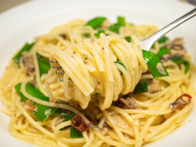 パスタをフォークで持ち上げた写真