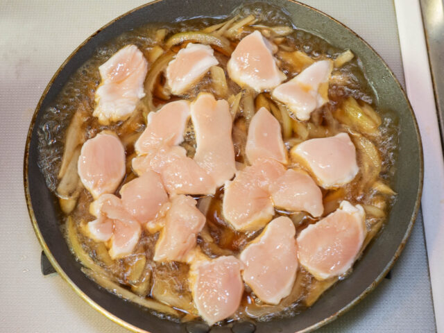 鶏胸肉を入れた写真