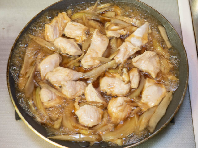 鶏胸肉に火が通るまで煮た写真