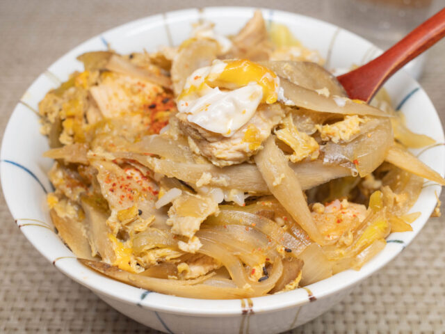 ごぼうと鶏肉、卵をスプーンにのせた写真