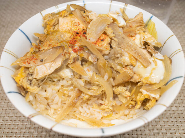 食べている途中の丼の写真