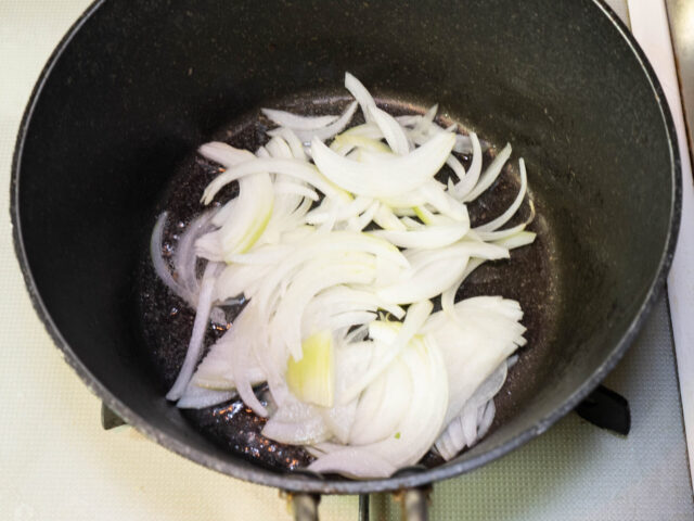 玉ねぎを炒める写真