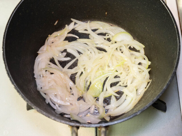 玉ねぎをしんなりするまで炒めた写真