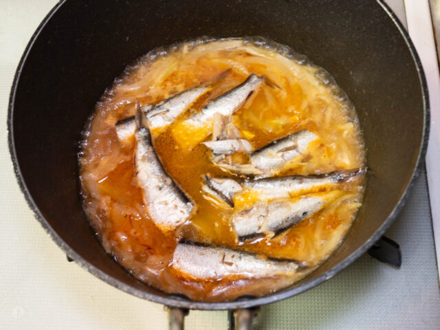 水、トムヤムクンペースト、オイルサーディンを加えた写真