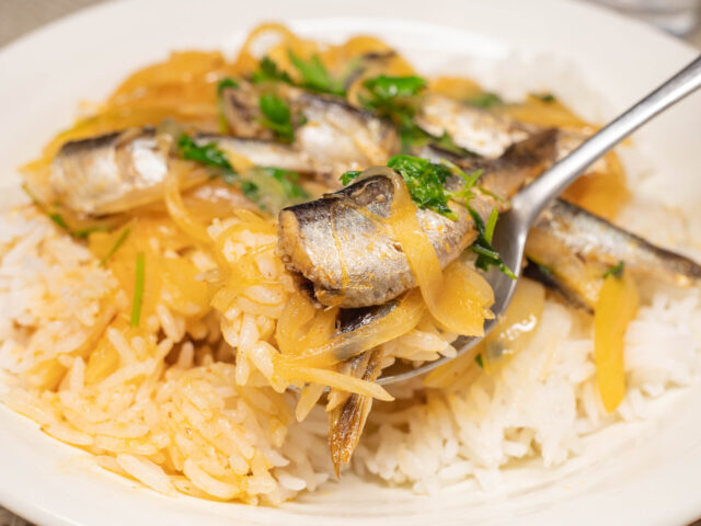 トムヤム・サーディン・ライスをスプーンにのせた写真