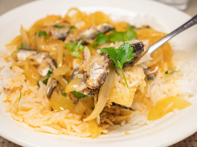 トムヤム・サーディン・ライスをスプーンにのせた写真