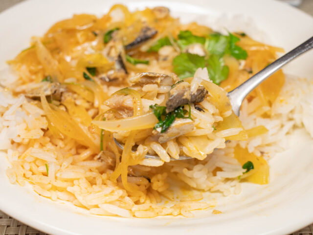 トムヤム・サーディン・ライスをスプーンにのせた写真