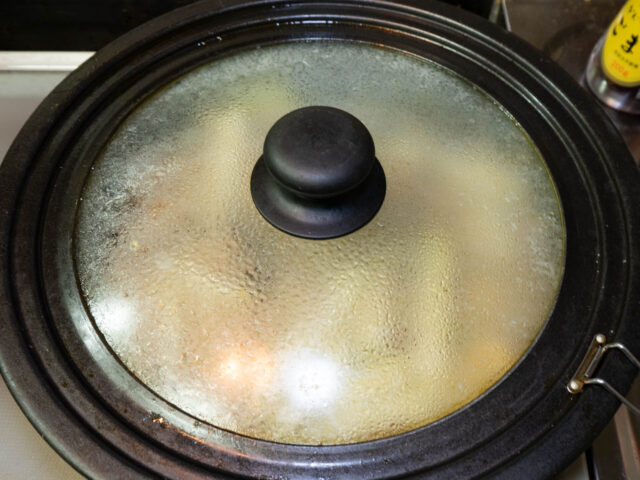 フライパンにふたをして加熱する写真