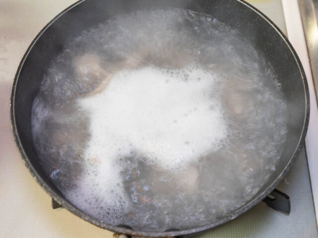 豚もつを茹でる写真