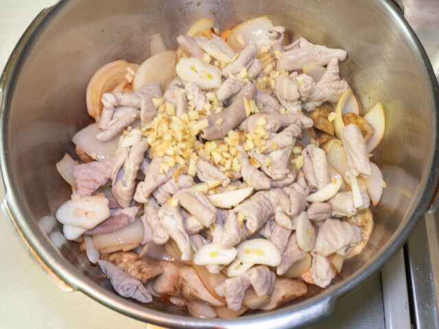 豚もつ、ニンニク、生姜を加えた写真