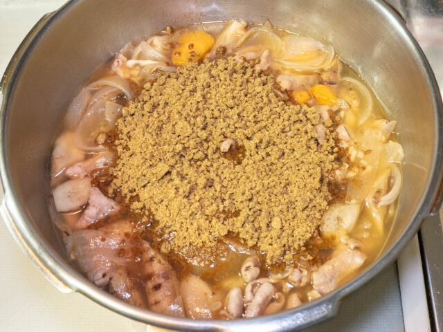 カレーフレークを加えた写真