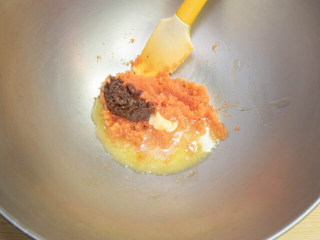 ボウルに明太子、梅肉ペースト、溶かしたバターを入れた写真