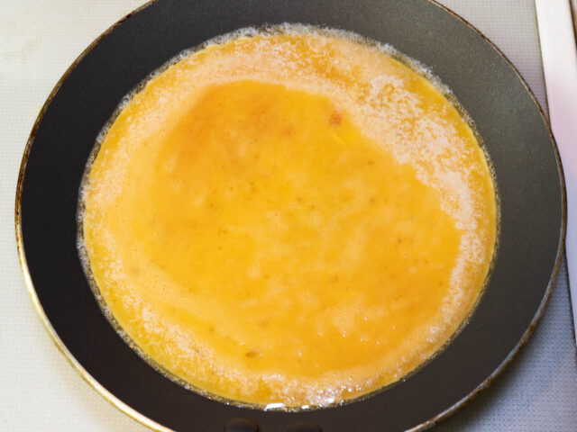 溶き卵を流し入れた写真