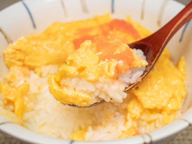 卵と明太子とご飯をスプーンにのせた写真