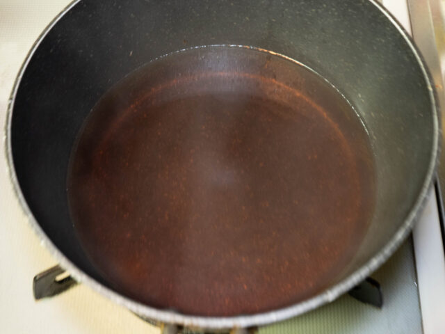 鍋につくった蕎麦つゆの写真