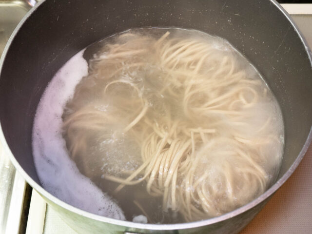 蕎麦を煮る写真