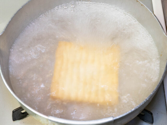 厚揚げを油抜きする写真