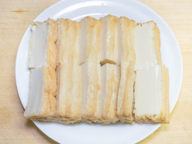 厚揚げを切り分けた写真