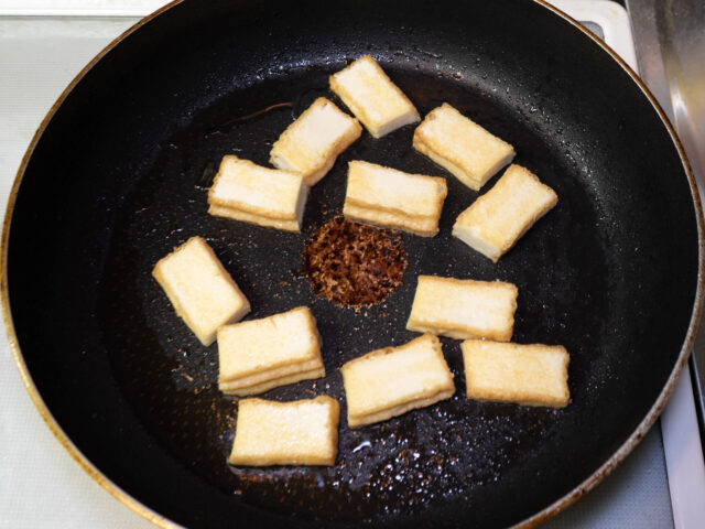 厚揚げを色づくまで炒めた写真